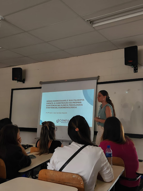 Ana Carolina ministrando uma aula