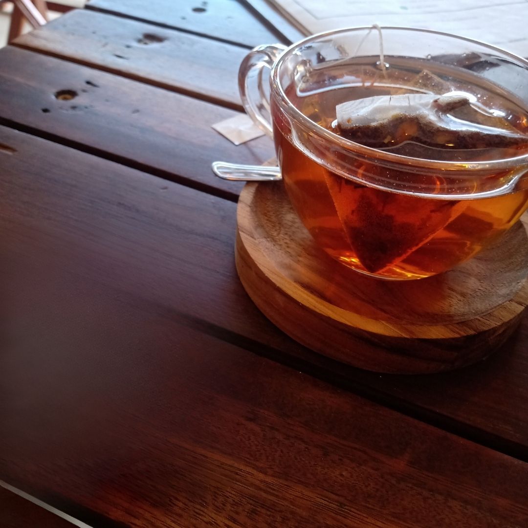 Xícara de chá sobre uma mesa de madeira